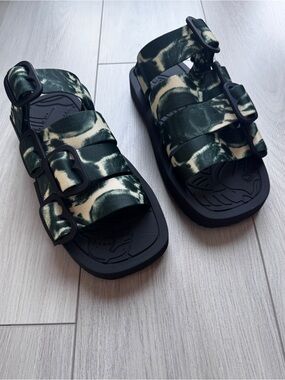 💯 % Authentic Burberry Slide Sandals